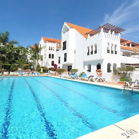 Apartment La Buena Vida Duplex: Stylish Retreat With Pool Access Near Puerto Banus *