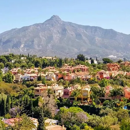 La Buena Vida Duplex: Stylish Retreat With Pool Access Near Puerto Banus *