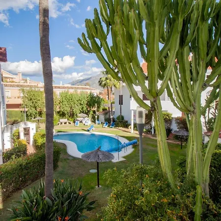 La Buena Vida Duplex: Stylish Retreat With Pool Access Near Puerto Banus *